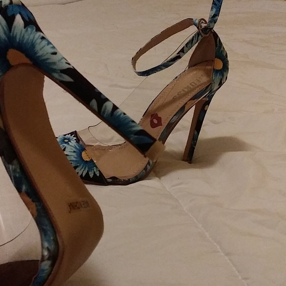 Shoes - Picture 4 of 6